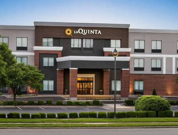 La Quinta Inn & Suites by Wyndham Springfield Airport Plaza hotel detail image 1