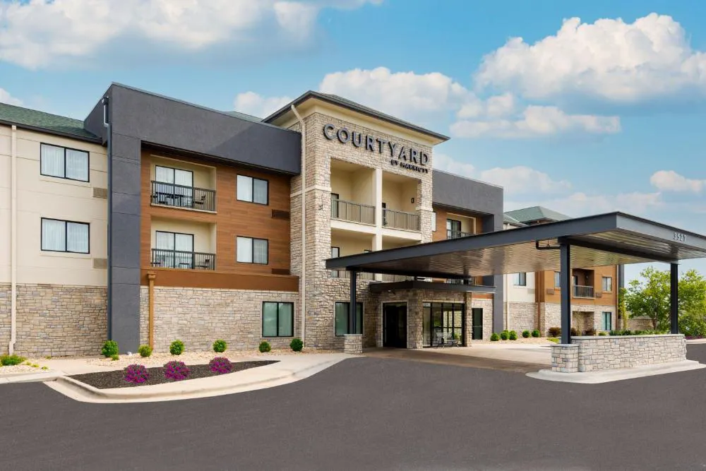Courtyard by Marriott Springfield Airport hotel hero