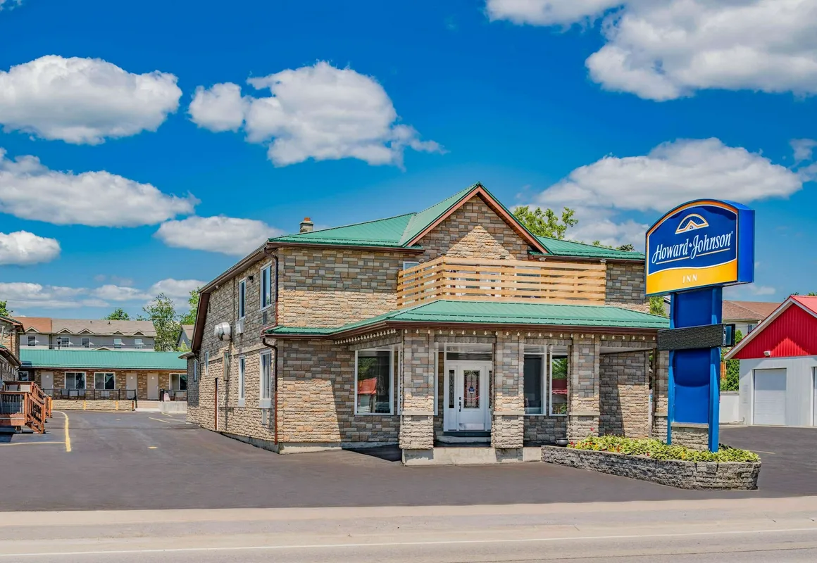 Howard Johnson by Wyndham Gananoque hotel hero