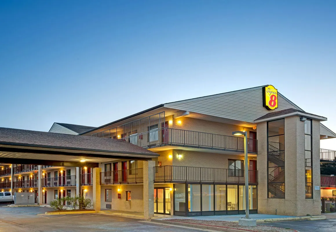 Super 8 by Wyndham Fredericksburg hotel hero