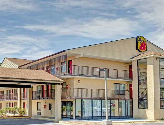 Super 8 by Wyndham Fredericksburg hotel detail image 1