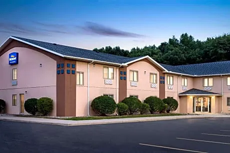 Baymont Inn & Suites by Wyndham Swanton/Toledo Airport hotel detail image 1