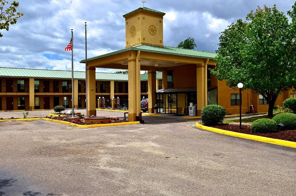 Executive Inn Opp hotel hero