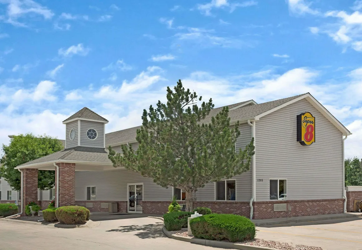 Super 8 by Wyndham Windsor hotel hero