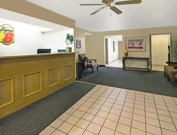 Super 8 by Wyndham Windsor hotel detail image 2