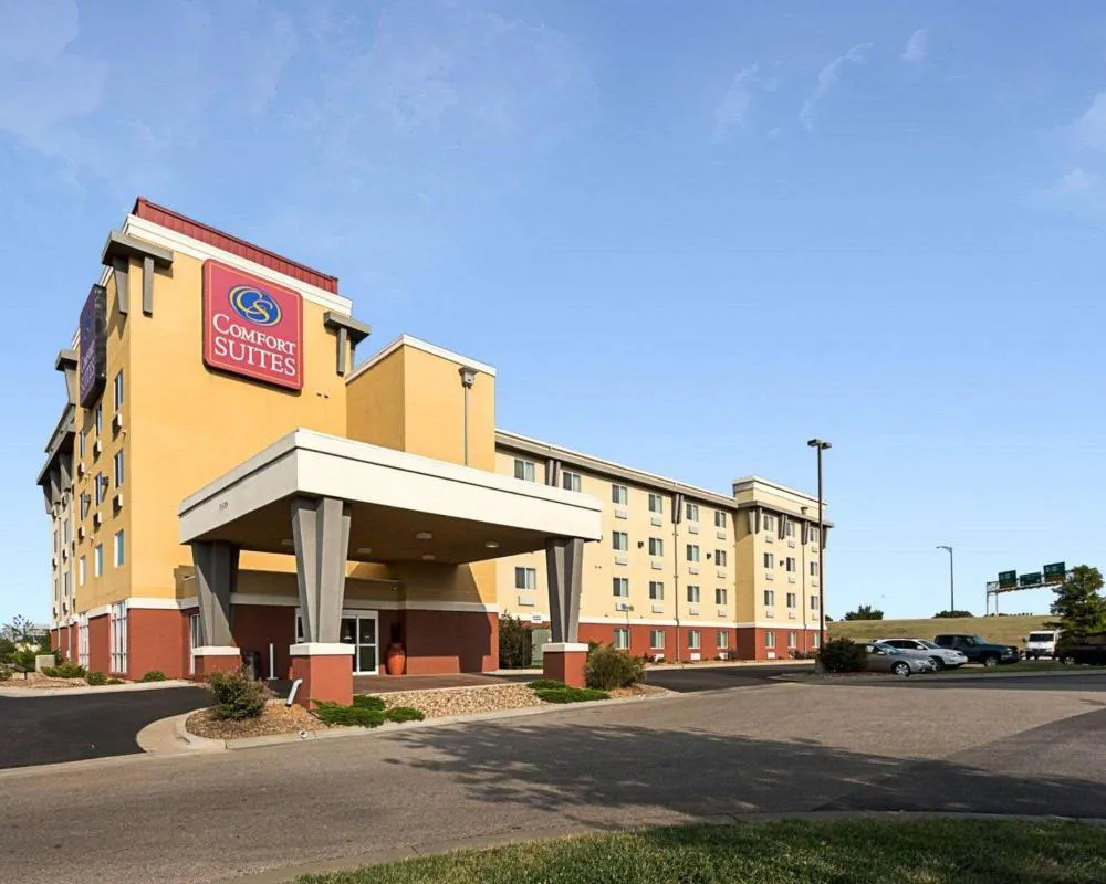 Comfort Suites Airport hotel hero