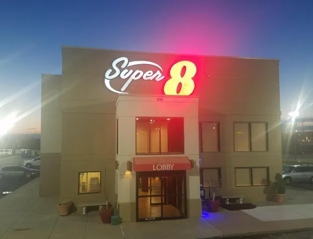 Super 8 by Wyndham Wichita North hotel detail image 2