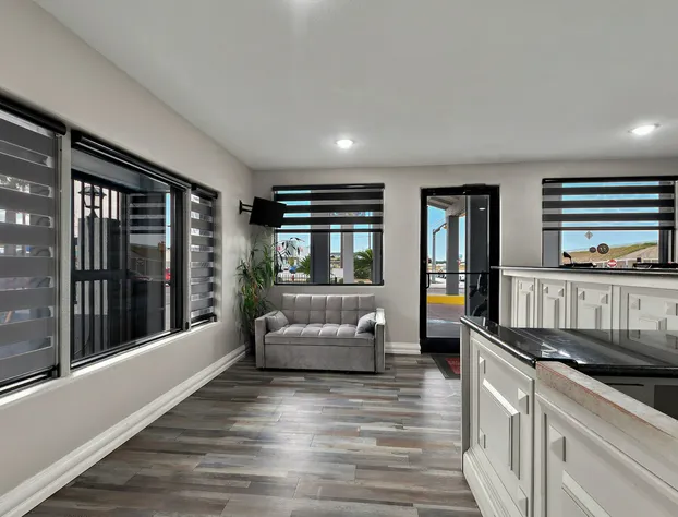 Econo Lodge Inn & Suites hotel detail image 2