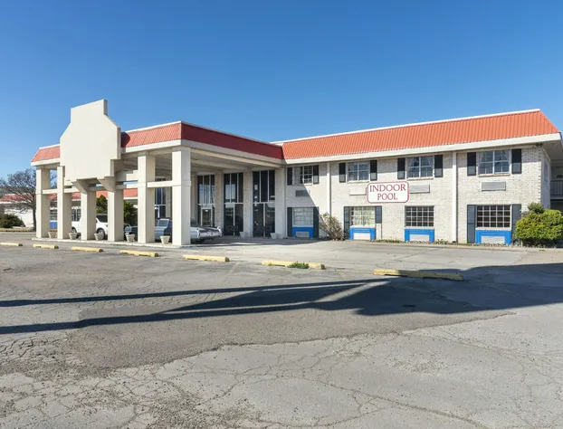 Rest Inn - Extended Stay, I-40 Airport, Wedding & Event Center hotel detail image 1