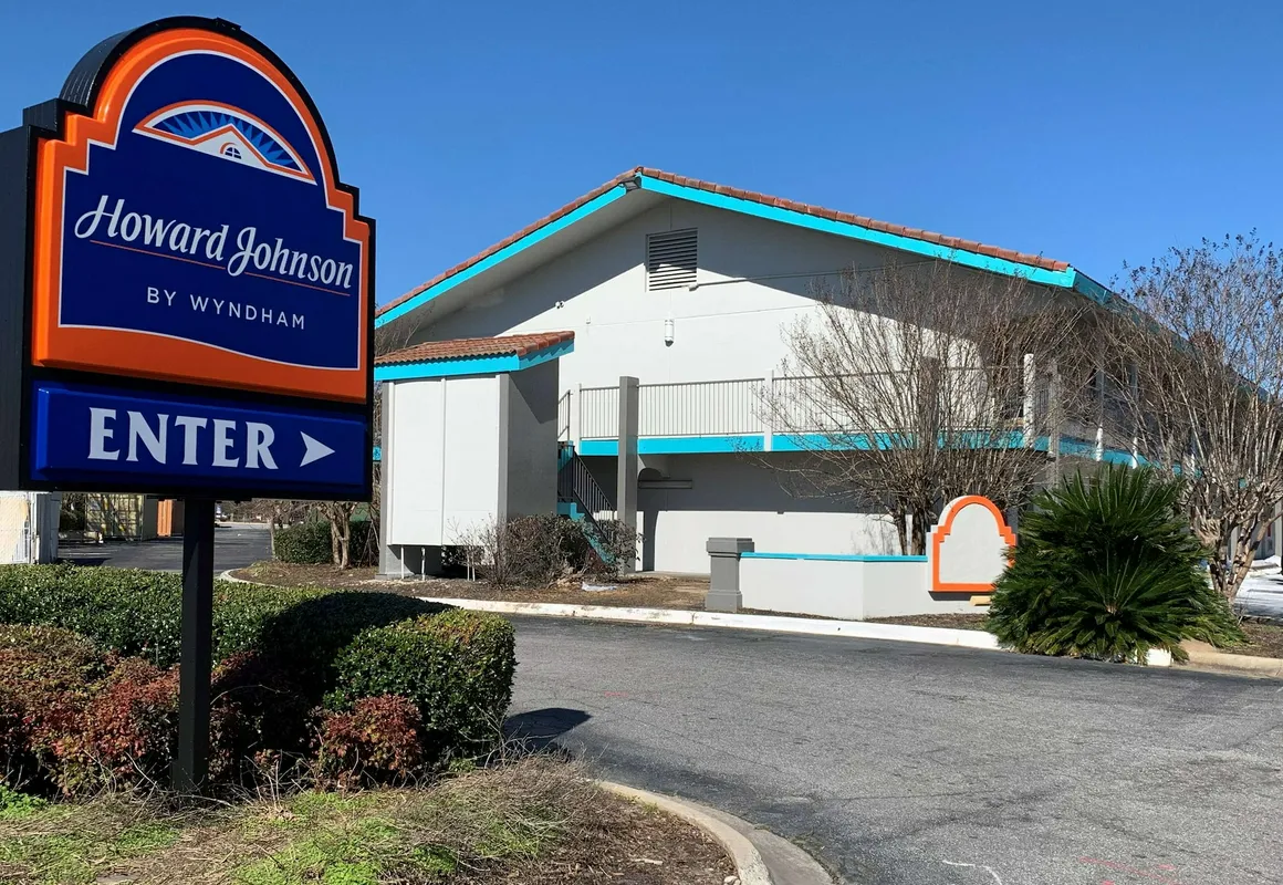 Howard Johnson by Wyndham Columbus Fort Moore hotel hero