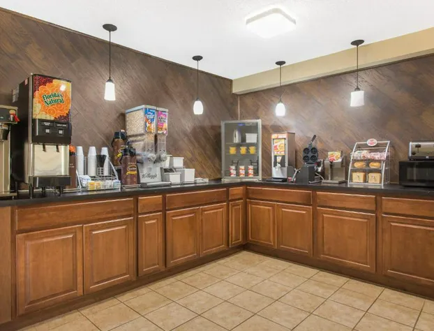 Super 8 by Wyndham Columbus Airport hotel detail image 2