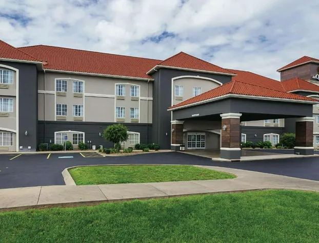 La Quinta Inn & Suites by Wyndham Bowling Green hotel detail image 2