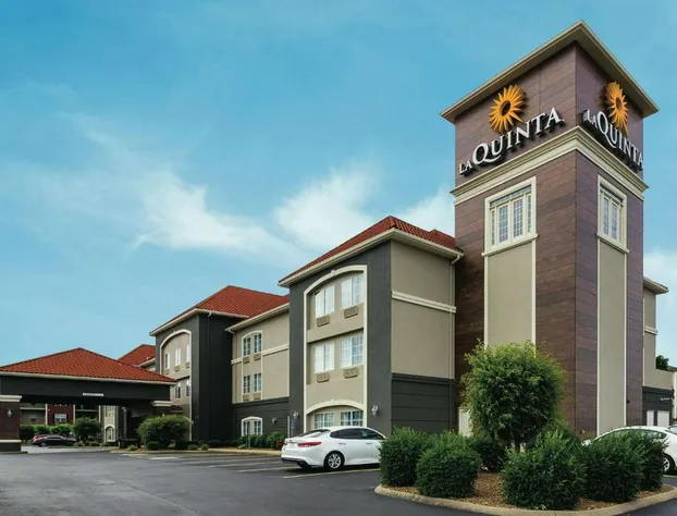 La Quinta Inn & Suites by Wyndham Bowling Green hotel detail image 1