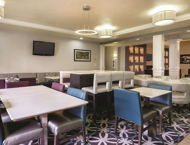 La Quinta Inn & Suites by Wyndham Bowling Green hotel detail image 3