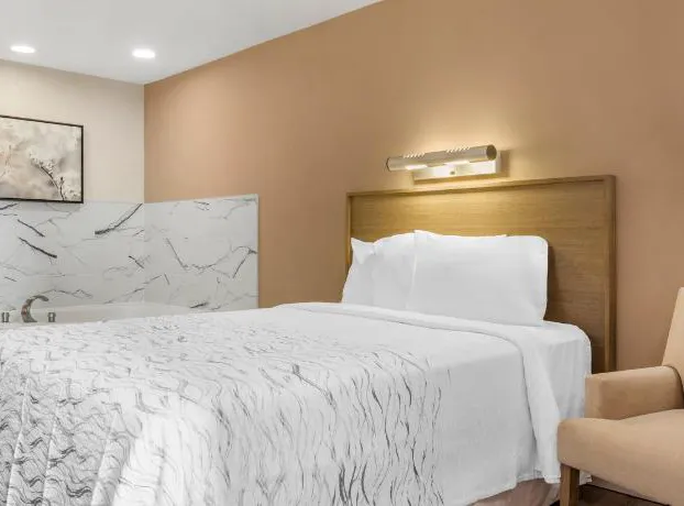 Red Roof Inn Bowling Green hotel detail image 3