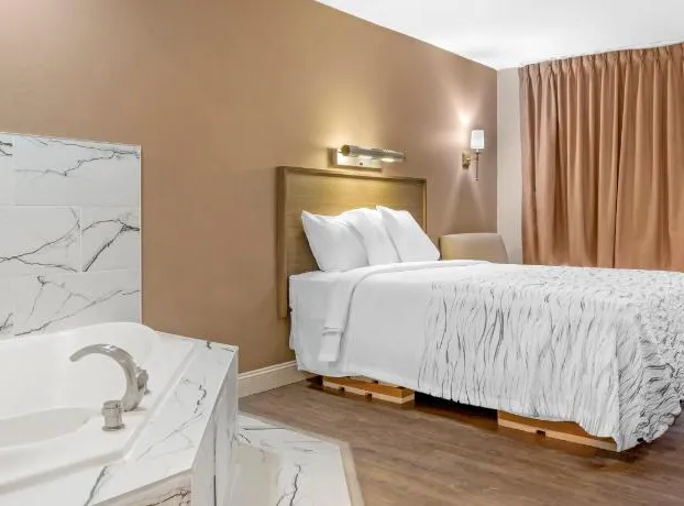 Red Roof Inn Bowling Green hotel detail image 4