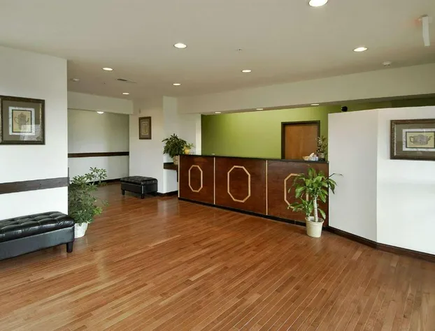 Super 8 by Wyndham Bowling Green North hotel detail image 2