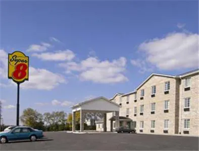 Super 8 by Wyndham Bowling Green North hotel hero