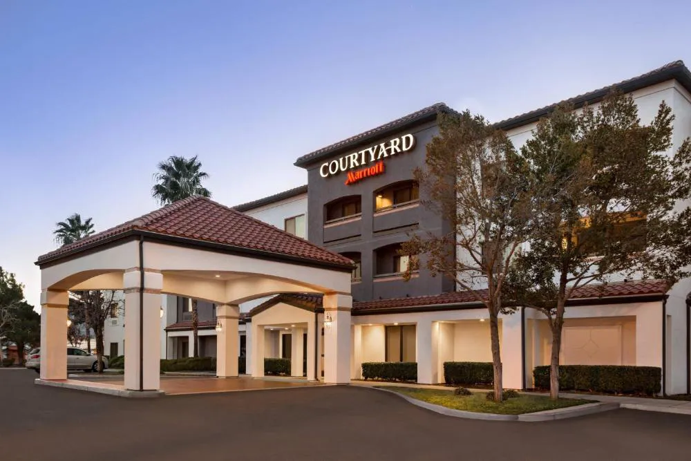Courtyard Palmdale hotel hero