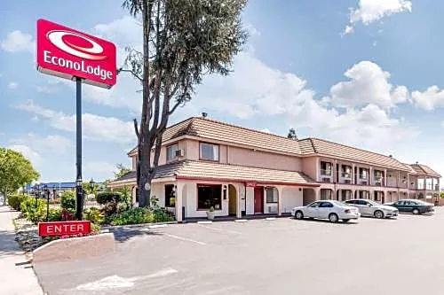 Econo Lodge hotel hero