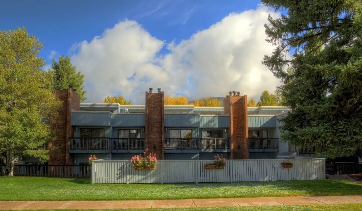 Shadow Mountain Lodge hotel hero