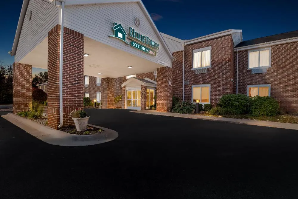 HomeTowne Studios by Red Roof East Lansing - Okemos hotel hero