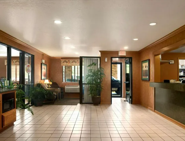 Super 8 by Wyndham Peoria East hotel detail image 4