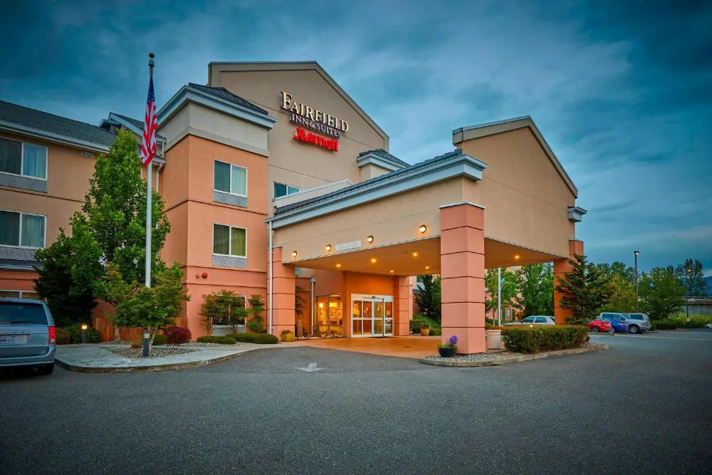 Fairfield Inn & Suites by Marriott Burlington hotel hero