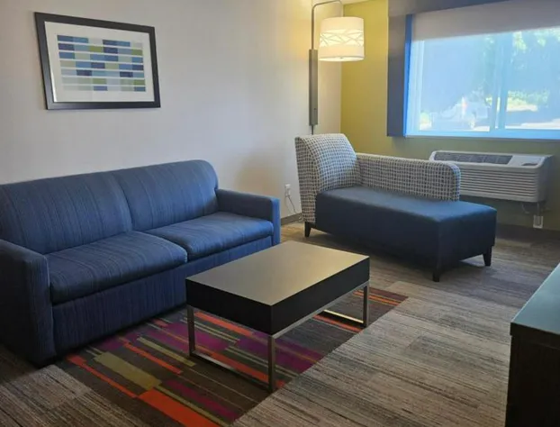 Holiday Inn Express & Suites Burlington by IHG hotel detail image 4