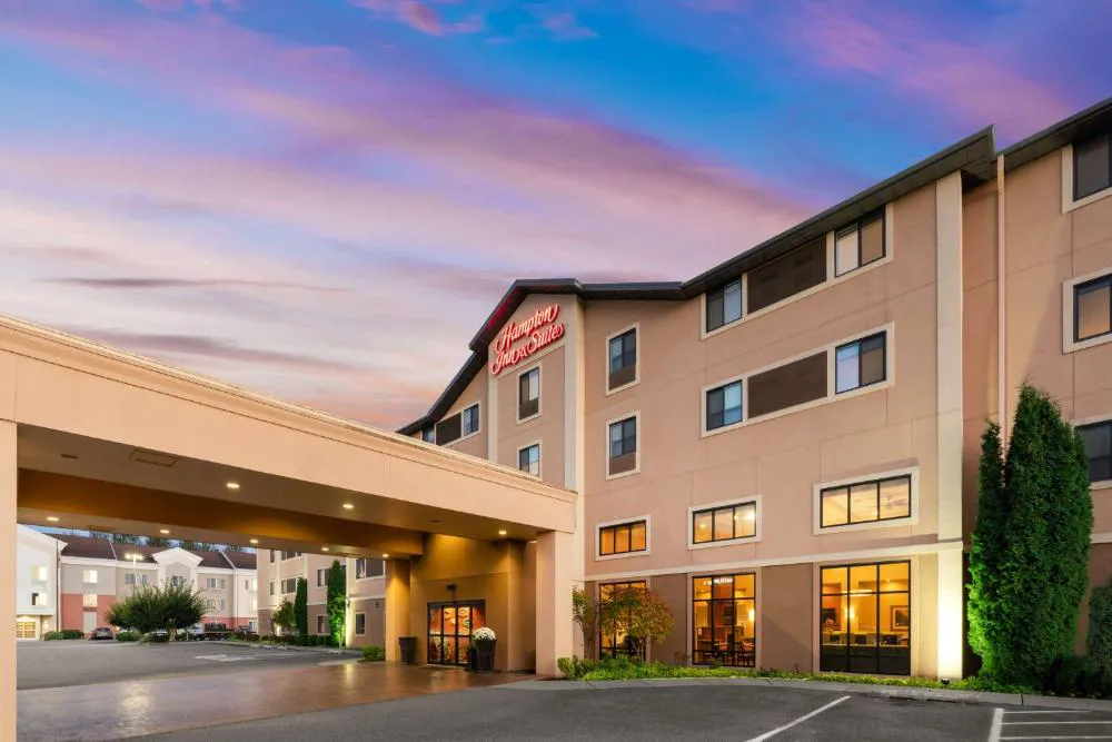 Hampton Inn & Suites Burlington hotel hero