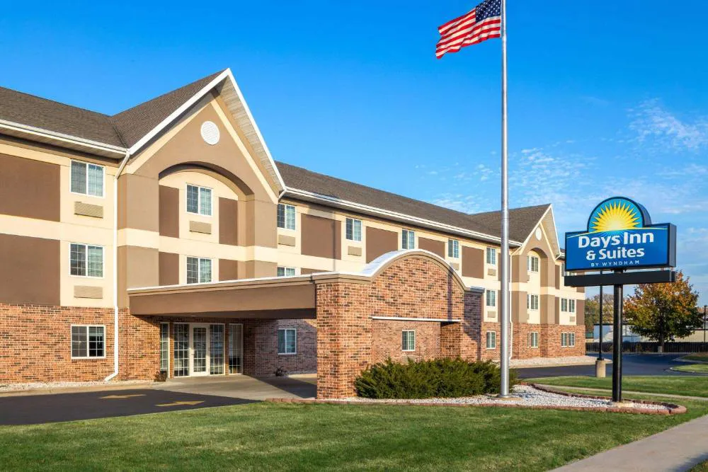 Days Inn & Suites by Wyndham Green Bay WI. hotel hero