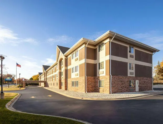 Days Inn & Suites by Wyndham Green Bay WI. hotel detail image 1