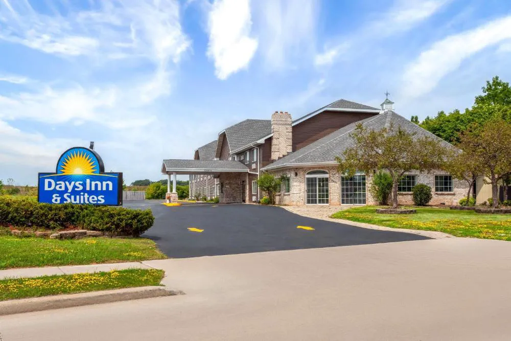 Days Inn & Suites by Wyndham Kaukauna WI hotel hero