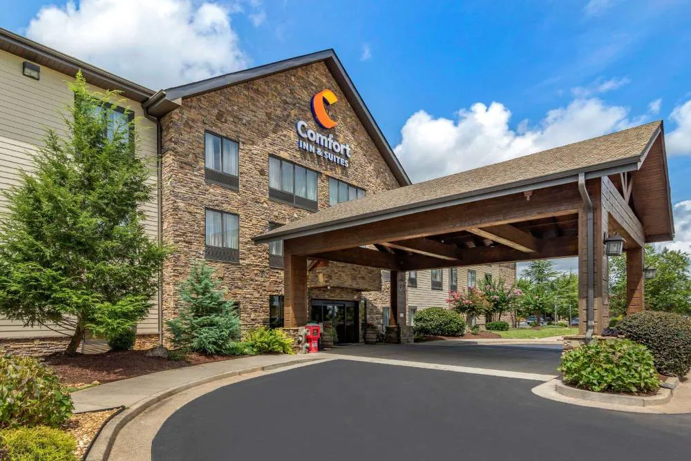 Comfort Inn & Suites Blue Ridge hotel hero