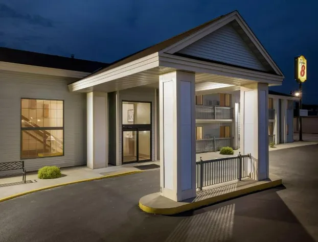 Super 8 by Wyndham La Crosse hotel detail image 1