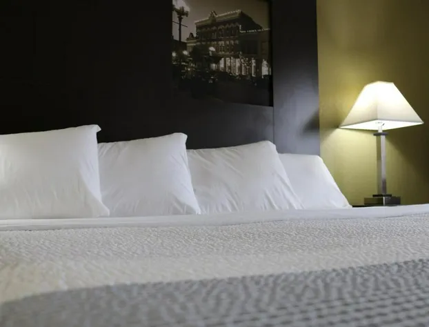 Super 8 by Wyndham La Crosse hotel detail image 1