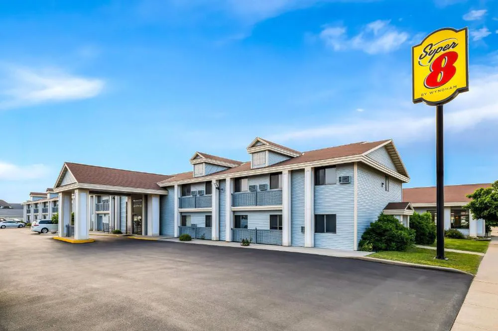 Super 8 by Wyndham La Crosse hotel hero