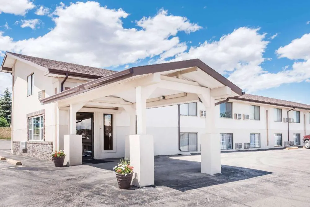 Super 8 by Wyndham Belle Fourche SD hotel hero
