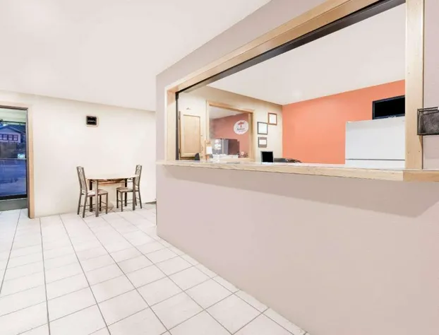 Super 8 by Wyndham Belle Fourche SD hotel detail image 2