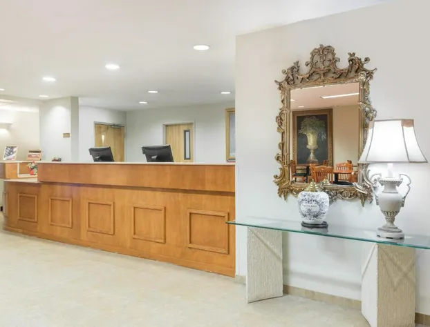 Super 8 by Wyndham Hagerstown/Halfway Area hotel detail image 2