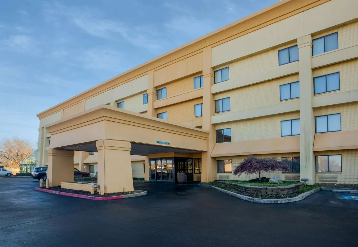 La Quinta Inn & Suites by Wyndham Springdale hotel hero