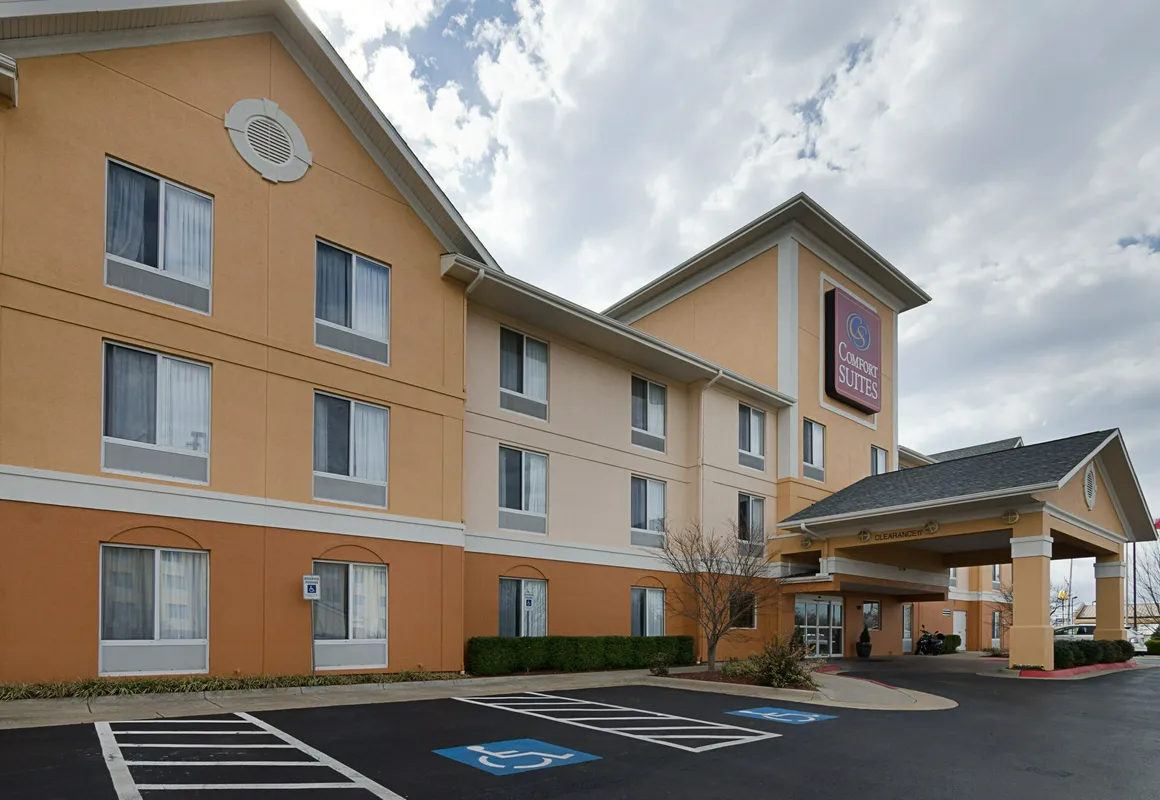 Quality Suites Springdale West I-49 hotel hero