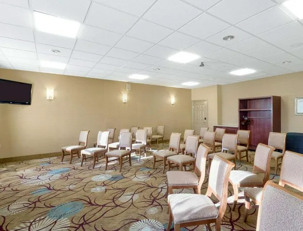 Comfort Inn & Suites Fayetteville - University Area hotel detail image 3