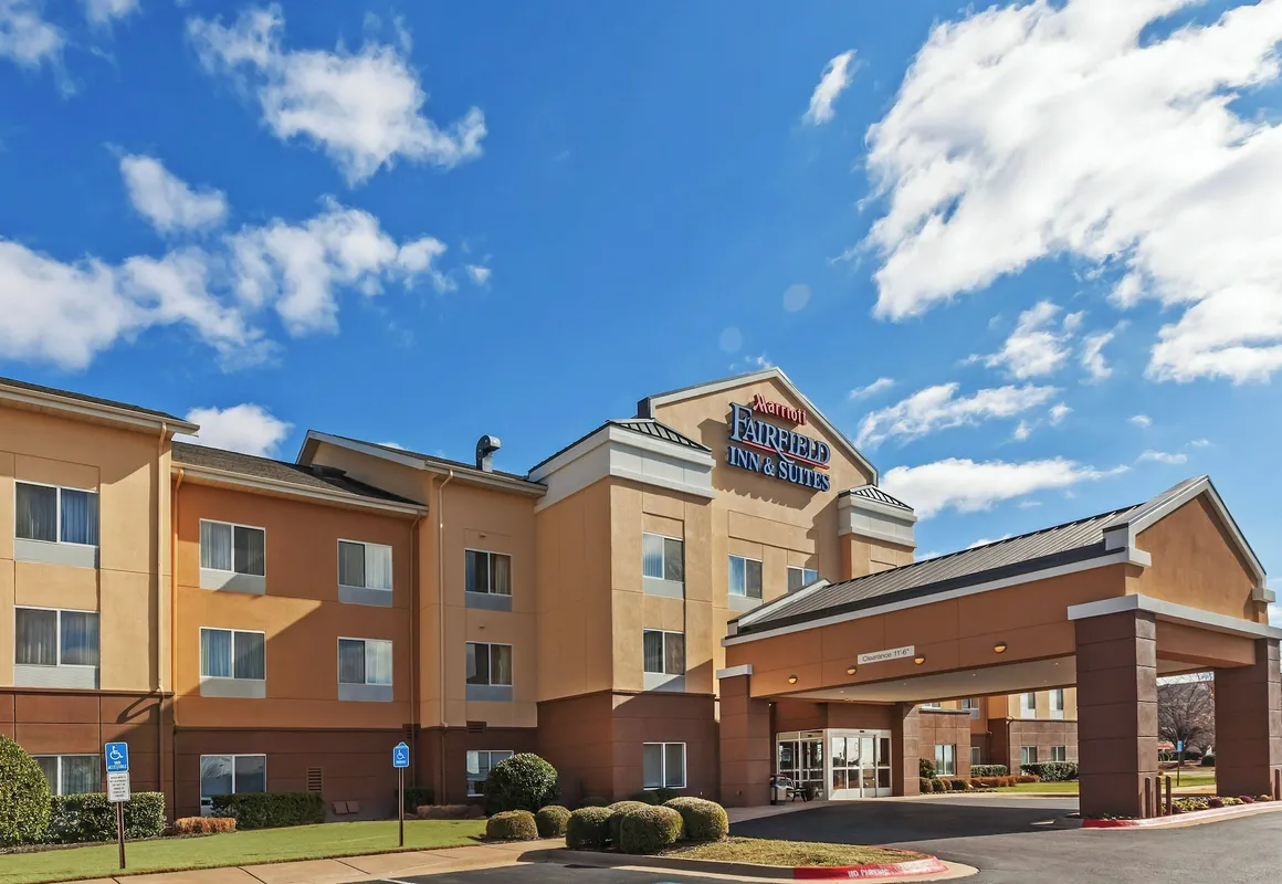 Fairfield Inn & Suites by Marriott Rogers hotel hero