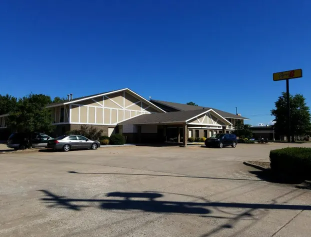 Super 8 by Wyndham Bentonville hotel detail image 3