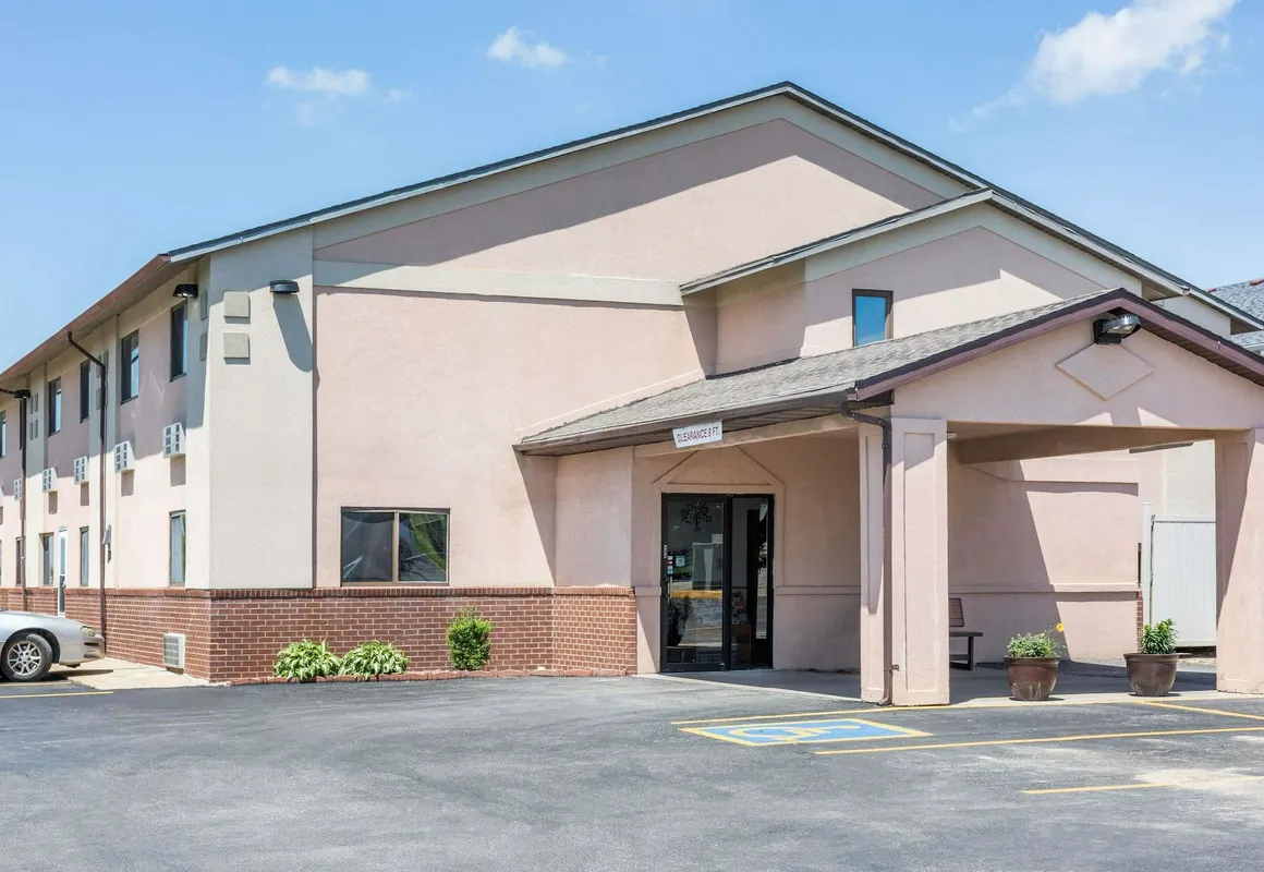 Super 8 by Wyndham Osceola IA hotel hero