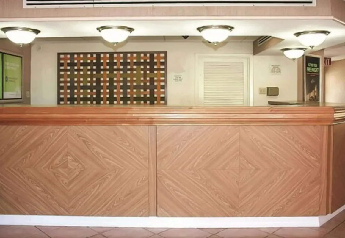 Econo Lodge hotel hero