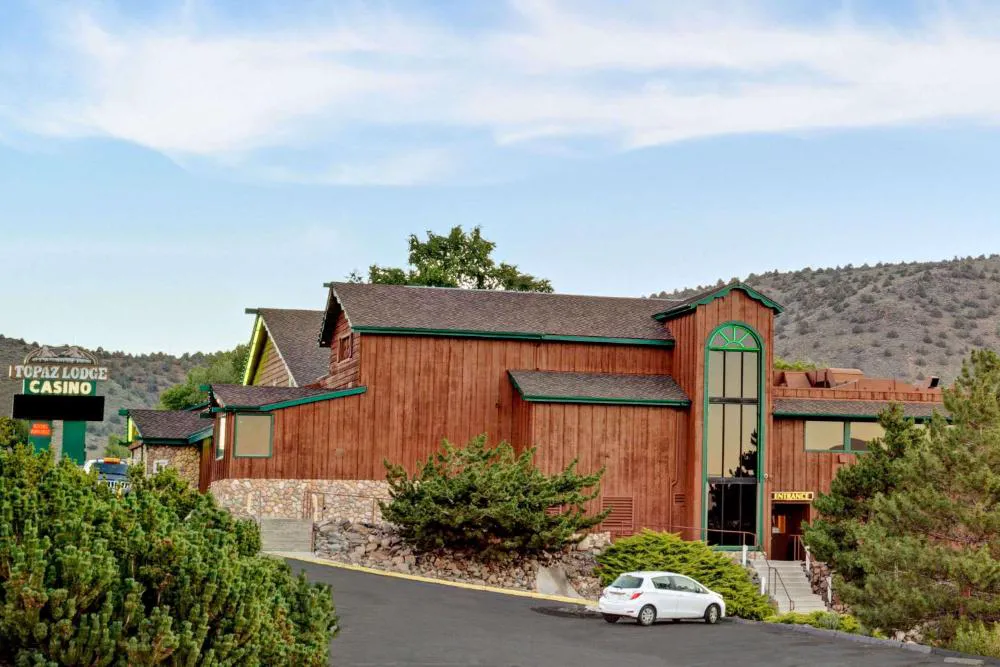 Topaz Lodge hotel hero