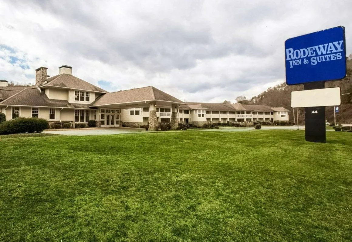 Rodeway Inn & Suites Cherokee On the River hotel hero