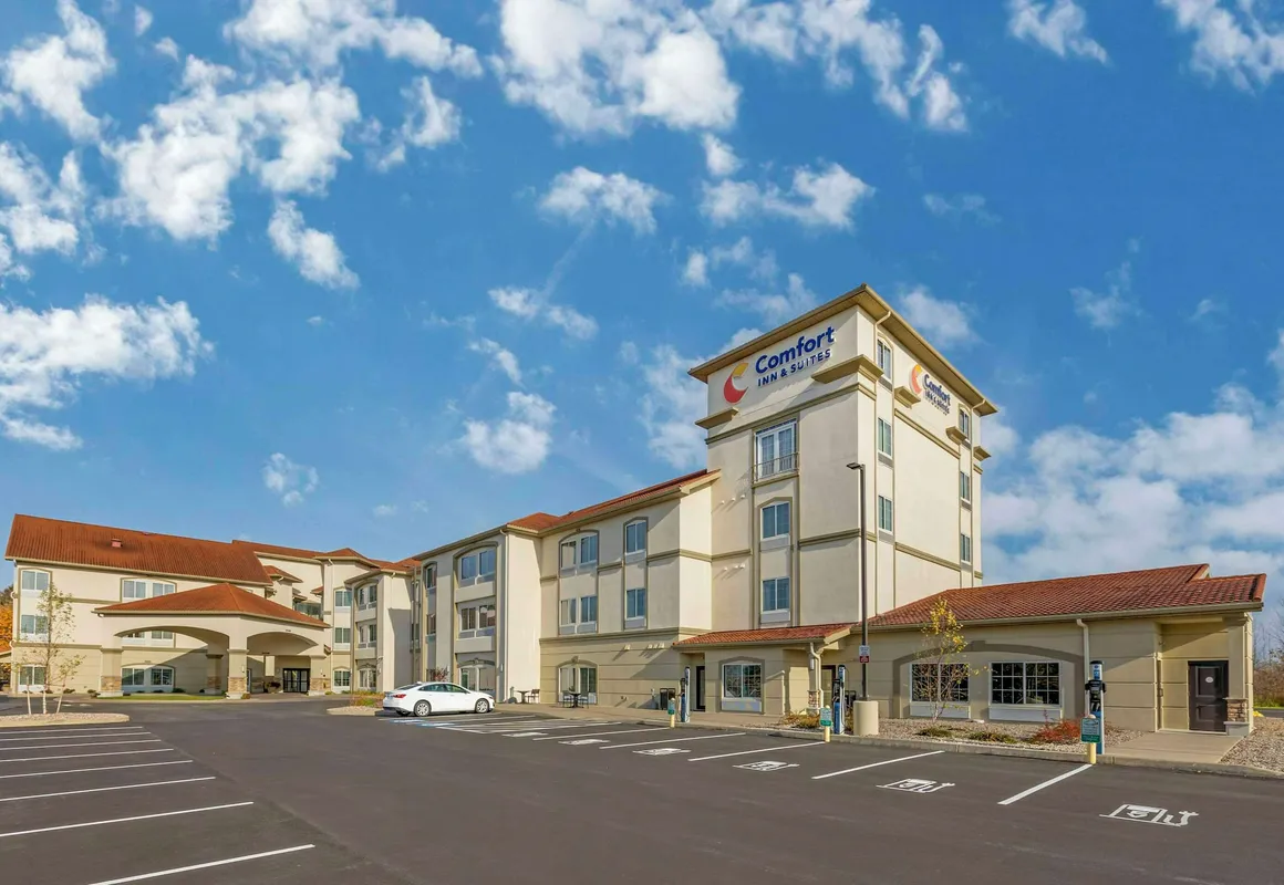 Comfort Inn & Suites Verona at Turning Stone Resort Casino hotel hero